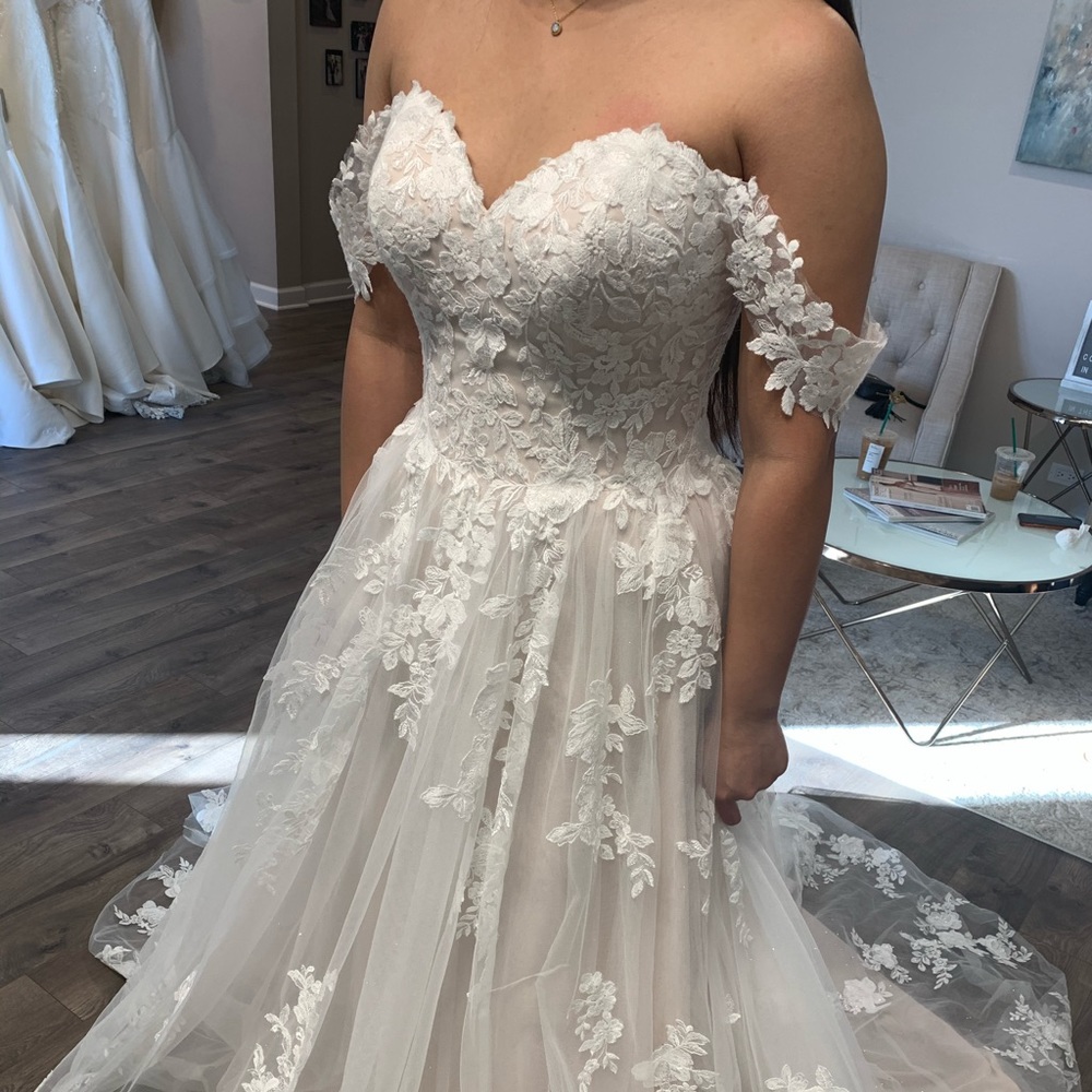 Brand new wedding dress!